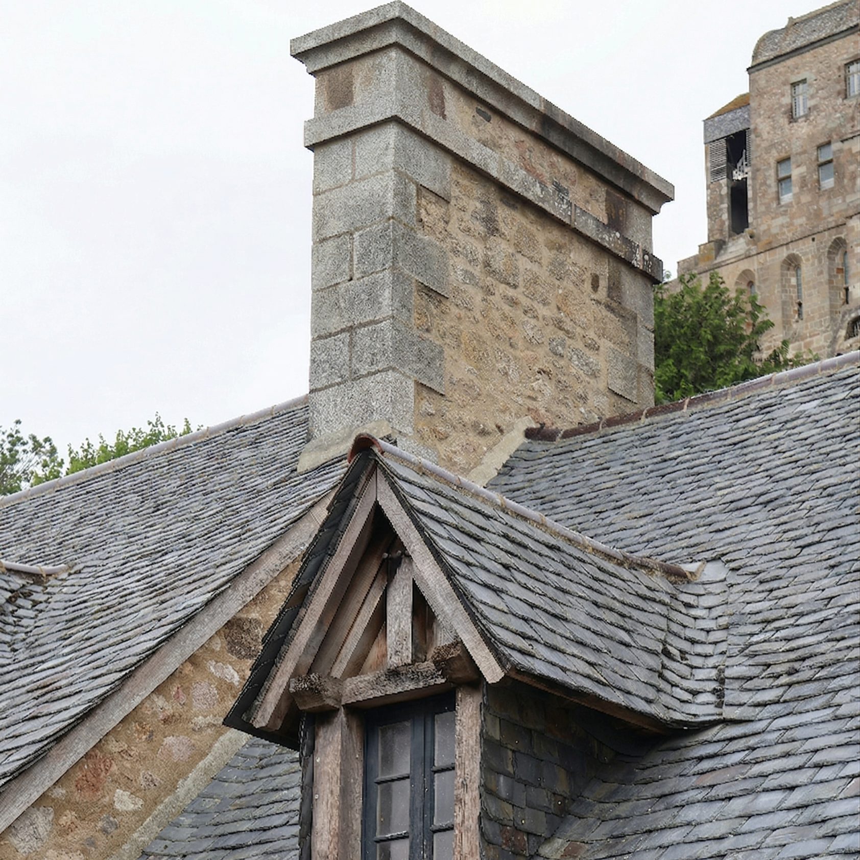 Toiture propre et protégée après démoussage par drone à Rennes